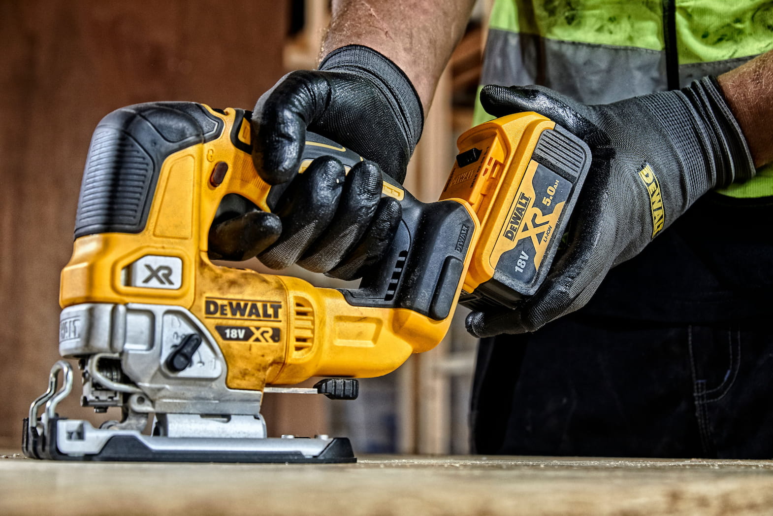 Майстер встановлює акумулятор у лобзик DeWALT, фото Mytools