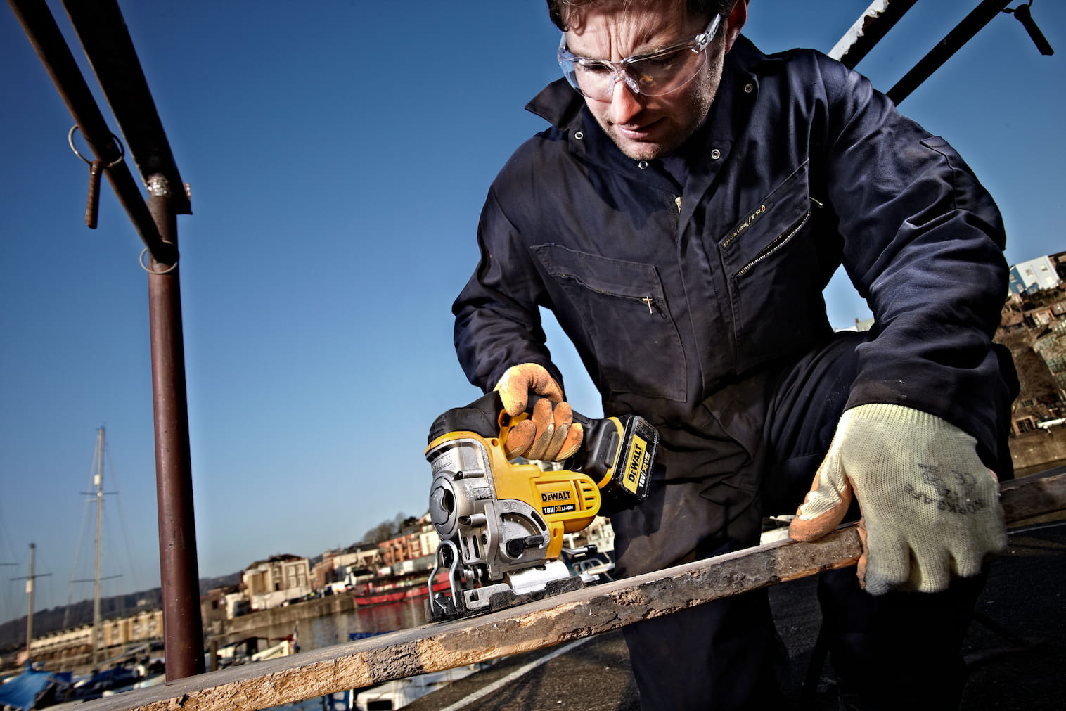 Майстер ріже дерев&rsquo;яну дошку лобзиком DeWALT, фото Mytools
