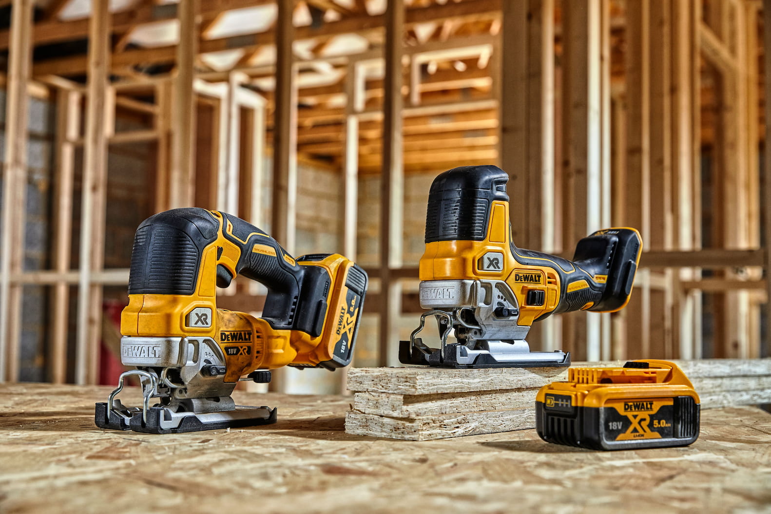 Акумуляторні лобзики DeWALT на дерев&rsquo;яній заготовці, фото Mytools